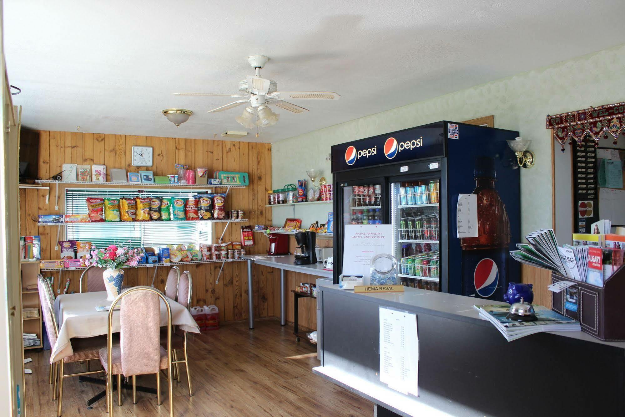 Raval Paradise Motel And Rv Park Youngstown Exteriér fotografie
